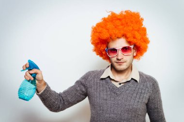 Camları temizleyen peruklu bir adam.