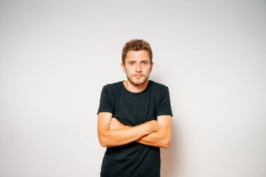 Kollarını kavuşturmuş bir adamın portresi.