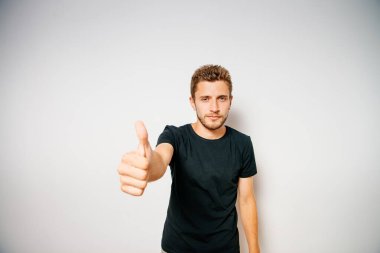Adam baş parmağını gösteriyor.