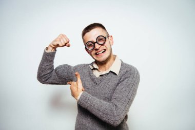 Adam ona kaslarını gösteriyor.