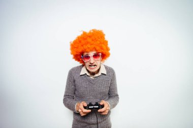 Oyun konsolunda oyun çubuğunda oynayan adam