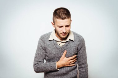 Kalp krizi geçiren bir adam.