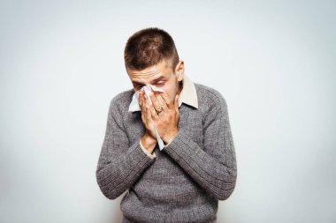 Adamın burnu akıyor.