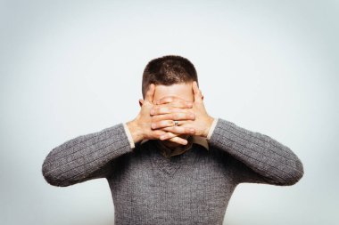 Erkekler gözlerini onun elleriyle kapatır.