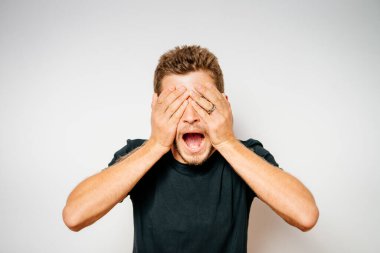 Erkekler gözlerini onun elleriyle kapatır.