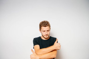 Adam baş parmağını gösteriyor.