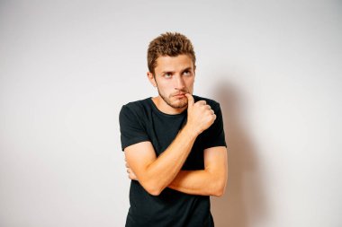 Adam tırnaklarını yiyor.