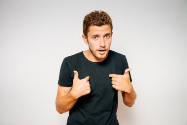 Stüdyo arka plandaki adam