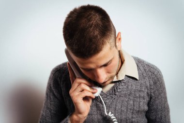 Adam sabit hattan konuşuyor.