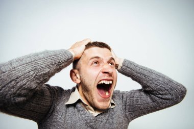 Stüdyo arka plandaki adam