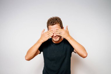 Erkekler gözlerini onun elleriyle kapatır.