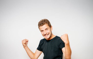 Neşeli, çok mutlu bir adam.