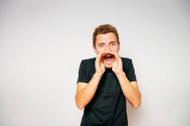 Stüdyo arka plandaki adam