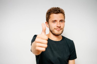 Adam baş parmağını gösteriyor.