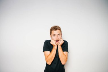 Stüdyo arka plandaki adam