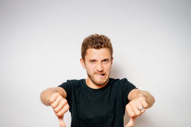 Adam baş parmak hareketi gösteriyor.