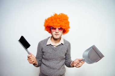 Peruklu ve fırçalı bir adam.