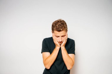 Stüdyo arka plandaki adam