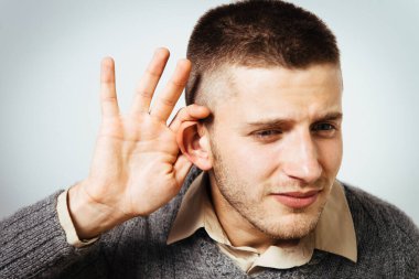 Kulak misafiri olur, dinlemeye çalışır..