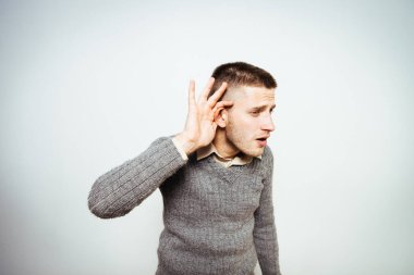 Kulak misafiri olur, dinlemeye çalışır..