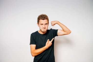 Adam ona kaslarını gösteriyor.