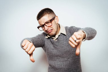 Adam baş parmak hareketi gösteriyor.