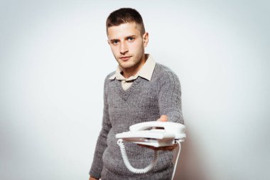 Adam sabit hattan konuşuyor.