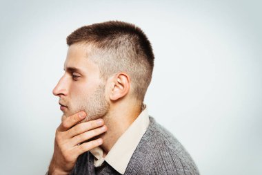 Stüdyo arka plandaki adam