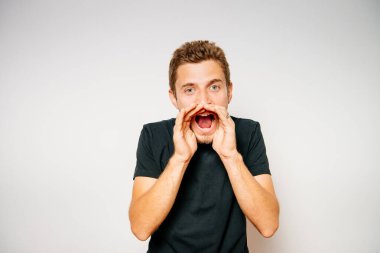 Stüdyo arka plandaki adam