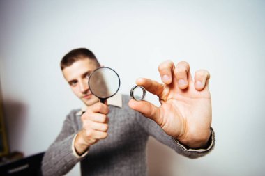 Elinde büyüteç olan adam.