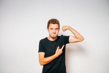 Adam ona kaslarını gösteriyor.