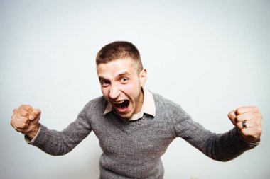 Neşeli, çok mutlu bir adam.