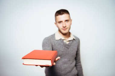 Elinde kitap olan adam.