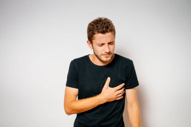 Kalp krizi geçiren bir adam.