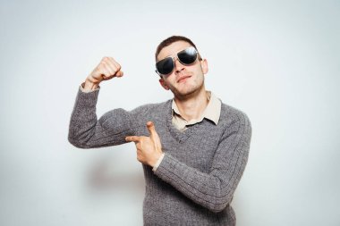 Adam ona kaslarını gösteriyor.