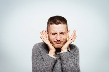 Stüdyo arka plandaki adam