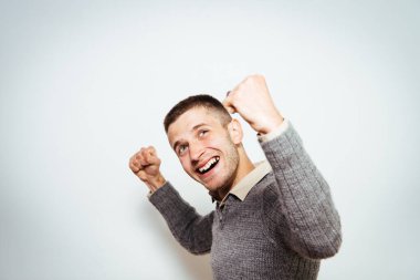 Neşeli, çok mutlu bir adam.