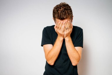 Stüdyo arka plandaki adam