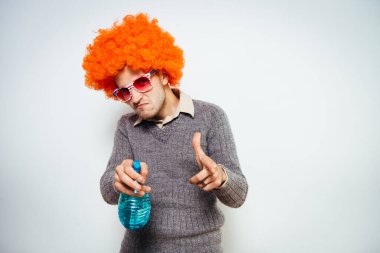 Camları temizleyen peruklu bir adam.