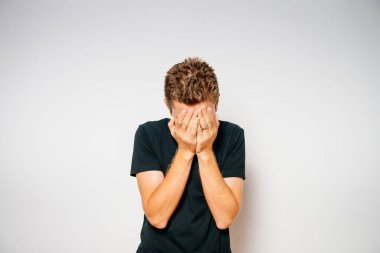 Stüdyo arka plandaki adam