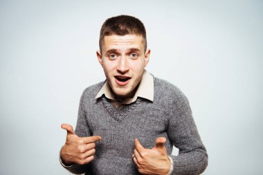 Erkek el parmağı göğsünü işaret ediyor. Jest yap. Ben kimim? Gri bir arkaplanda