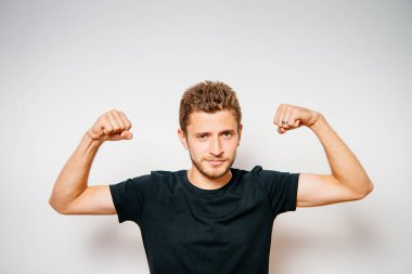 Adam ona kaslarını gösteriyor.