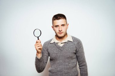 Elinde büyüteç olan adam.