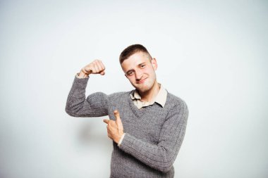 Adam ona kaslarını gösteriyor.