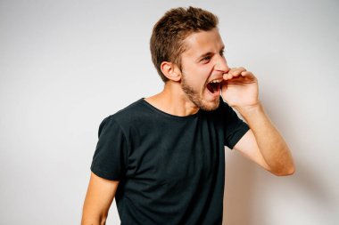 Stüdyo arka plandaki adam