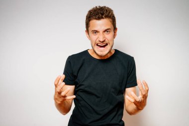 Stüdyo arka plandaki adam