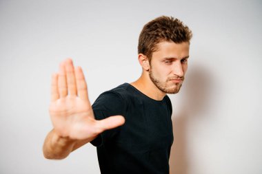 Stüdyo arka plandaki adam