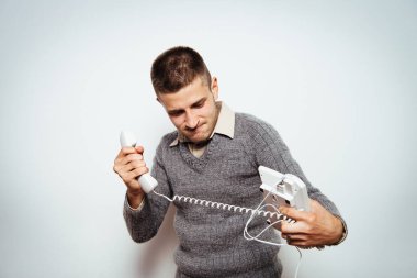 Konuşma sırasında telefonda bağıran bir adamın görüntüsünü kapat..