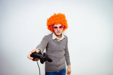 Oyun konsolunda oyun çubuğunda oynayan adam