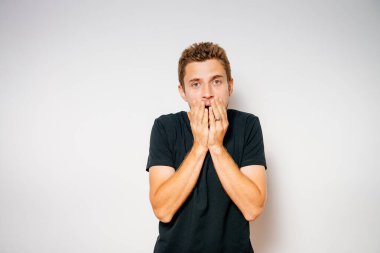 Stüdyo arka plandaki adam